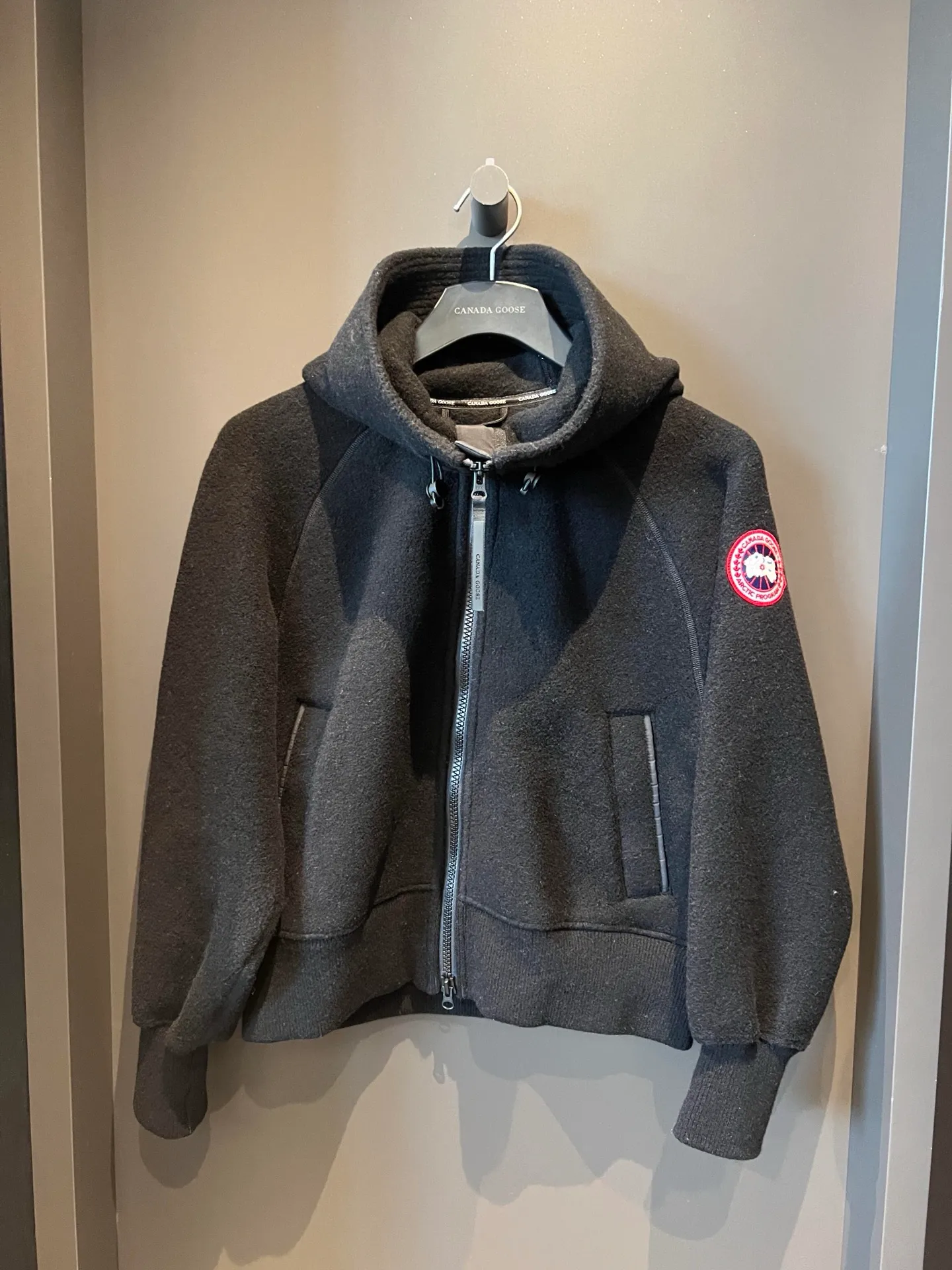 P660 Big Goose White Label Hooded Cashmere Sweatshirt Jacket [Original Mold] [Perfectly Restored] Canada Goose Canada Goose SS22 Chilliwack Humanature 01 Logo Label Zipper Drawstring Hooded Fleece Long Sleeve Bomber Jacket 7102W1 Exclusively customized wool fabric. Only compared with ZP. The popularity of this season’s new style does not require any elaboration. The fabric is warm and comfortable long plush. It is easy to put on and take off. High-tech breathable space cotton liner. It makes the entire garment very stiff and soft, comfortable and lightweight at the same time. Breathable, soft, not sweaty, lightweight, stylish, and non-deformable. The iconic double-striped reflective strips are designed behind the collar and hood. No detail is missed. High-density goose badge. All threaded accessories are customized. Three colors to choose from. Each one is super western. The upper body effect is very high-end. The loose version is not bloated at all. It is quite fashionable. It can be said that it is a very unique design. This year's must-have style is the same for men and women🔥 Color: black color code, dark gray, goose egg yolk Size: XS.-M